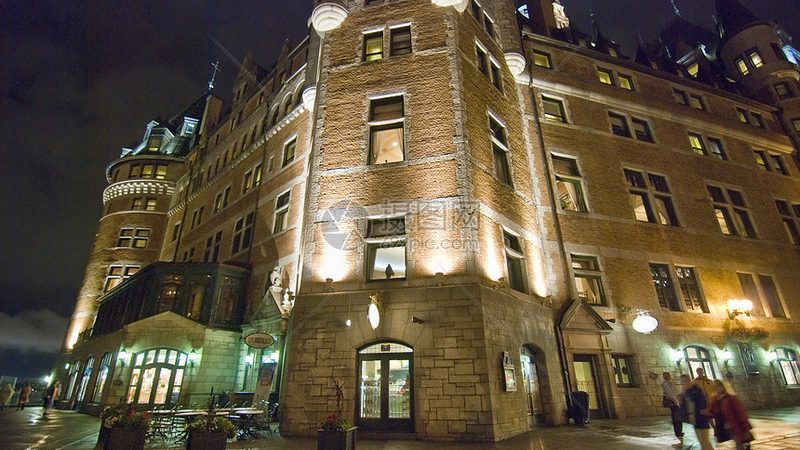 在了解旅行社后，要仔细阅读旅游产品的内容和价格。重点关注以下方面：