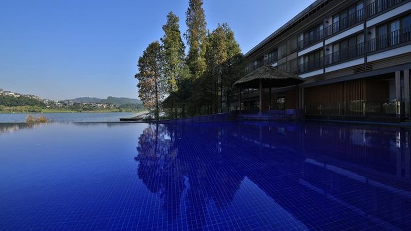选择厂家直销的团建活动定制方案，具有以下优势：